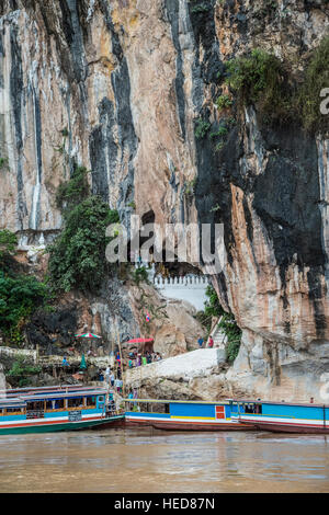 Ausflugsboote zu den Pak Ou buddhistische Heiligtum und Höhlen auf dem Mekong Stockfoto