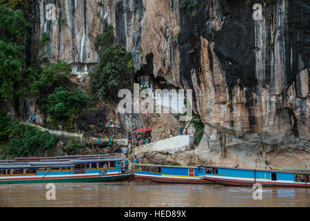 Ausflugsboote zu den Pak Ou buddhistische Heiligtum und Höhlen auf dem Mekong Stockfoto