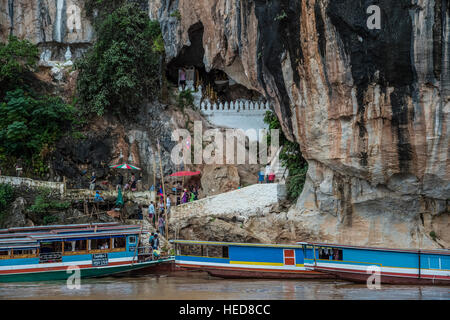 Ausflugsboote zu den Pak Ou buddhistische Heiligtum und Höhlen auf dem Mekong Stockfoto