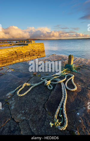 Alten Seil und Poller am Castlehill Hafen, Castletown, Caithness, Schottland.  Erbaut in den 1820er Jahren, Steinplatte zu versenden Stockfoto
