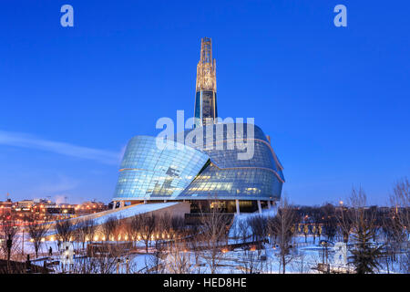 Canadian Museum for Human Rights in der Nacht, Winnipeg, Manitoba, Kanada. Stockfoto