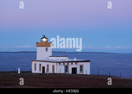 Duncansby Head Lighthouse, Caithness, Schottland in der Abenddämmerung Stockfoto