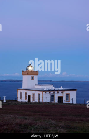 Duncansby Head Lighthouse, Caithness, Schottland in der Abenddämmerung Stockfoto