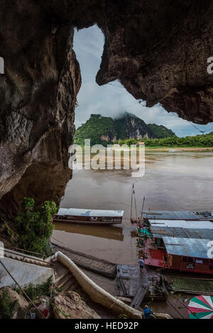 Ausflugsboote auf Pak Ou buddhistische Heiligtum und Höhlen auf dem Mekong Stockfoto