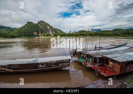 Touristischen Boote in Pak Ou Village und Tham Ting buddhistische Heiligtum und Höhlen auf dem Mekong Stockfoto