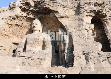 Datong: Yungang Grotten; Höhle 20; 14m hoch Sitzender Sakyamuni Buddha, flankiert von einem ständigen Bodhisattva, Shanxi, China Stockfoto