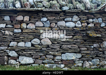 Trockenmauern Deich, Sandside Bay, Caithness, Schottland.  Mit zwei verschiedenen Steinsorten gebaut. Stockfoto