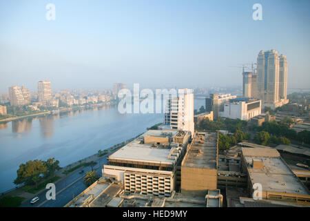 Panorama-Landschaft von oben der Blauwasser Nil und Gebäude Hochhaus in Morgen Cairo City, Ägypten, Afrika Stockfoto