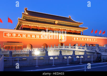 Peking: Platz des himmlischen Friedens (Tiananmen-Platz); Tor des himmlischen Friedens mit Mao-Porträt, Peking, China Stockfoto