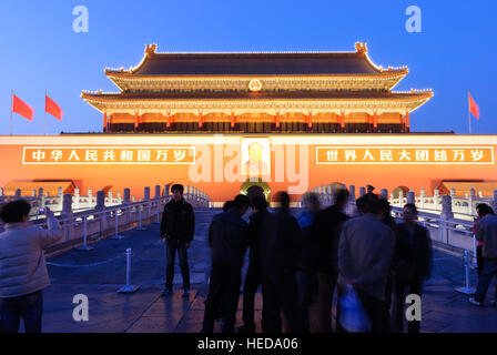 Peking: Platz des himmlischen Friedens (Tiananmen-Platz); Tor des himmlischen Friedens mit Mao-Porträt, Peking, China Stockfoto