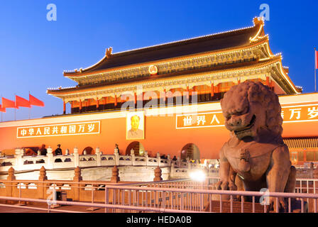 Peking: Platz des himmlischen Friedens (Tiananmen-Platz); Tor des himmlischen Friedens mit Mao-Porträt und Watch Löwen, Peking, China Stockfoto