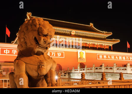 Peking: Platz des himmlischen Friedens (Tiananmen-Platz); Tor des himmlischen Friedens mit Mao-Porträt und Watch Löwin, Peking, China Stockfoto