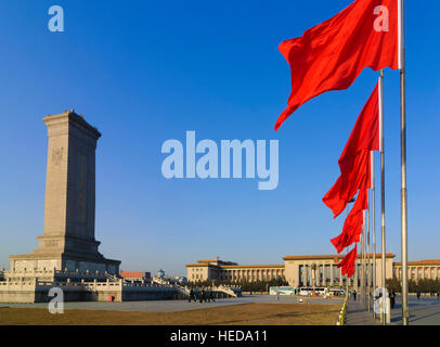 Peking: Platz des himmlischen Friedens (Tiananmen-Platz); Große Halle des Volkes und Denkmal für die nationalen Helden, rote Fahnen, Peking, China Stockfoto