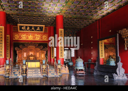 Peking: Verbotene Stadt (Kaiserpalast); Palast der Himmlischen Reinheit mit Kaiserthron, Tablet in der chinesischen Schrift über den Thron "Loyalität und Cla Stockfoto