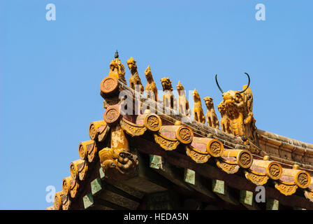 Peking: Verbotene Stadt (Kaiserpalast); Wächter Figuren auf dem Dach des Gebäudes vor Feuer, Beijing, China zu schützen sind Stockfoto