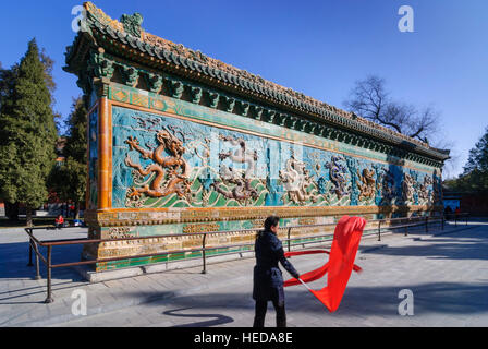 Peking: Beihai-Park; Neun-Drachen-Mauer, Peking, China Stockfoto