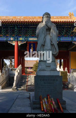 Peking: Konfuzius-Tempel; Konfuzius-Statue vor dem Tor der großen Erfolg, Peking, China Stockfoto