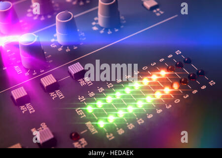 Digitales Vu-Meter-dj-sound-Mixer hautnah. Erhöhten Blick. Horizontale Komposition Stockfoto