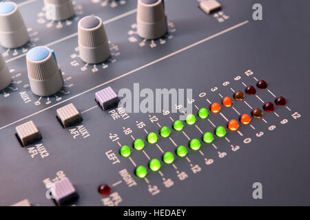 Tasten und digitale Vu-Meter-sound-Mixer auf weißen Tisch hautnah. Erhöhten Blick. Horizontale Komposition Stockfoto