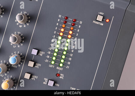 Tasten und digitale Vu-Meter-sound-Mixer auf weißen Tisch hautnah. Ansicht von oben. Horizontale Komposition Stockfoto