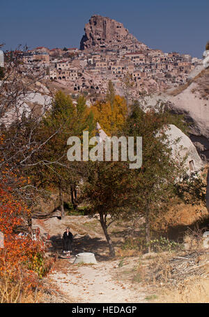 Die Stadt von Uchisar aus Taubental, Kappadokien, Anatolien, Türkei Stockfoto