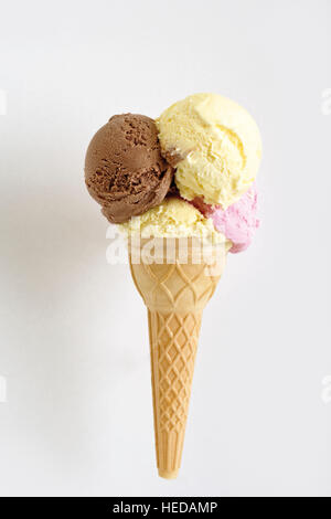 Eis, Vanille, Schokolade und Erdbeere Eisportionierer Stockfoto
