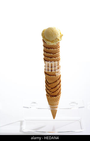 Stapel von Eis – Sahne Kegel in einem Ständer platziert und gekrönt mit einer Kugel Eis Stockfoto