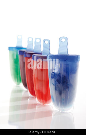 Hausgemachte Eis am Stiel oder Eis am Stiehl, farbige Formen mit verschiedenen Eis am Stiehl Stockfoto