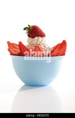 Erdbeer Eisbecher mit Schlagsahne und Erdbeeren garniert Stockfoto