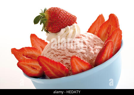 Erdbeer Eisbecher mit Schlagsahne und Erdbeeren garniert Stockfoto