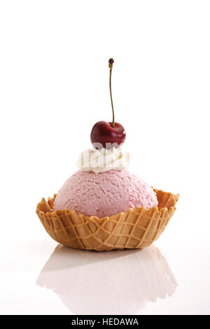 Kirsche Eis, Schlagsahne und einer Kirsche in einer Wafer-Schüssel Stockfoto