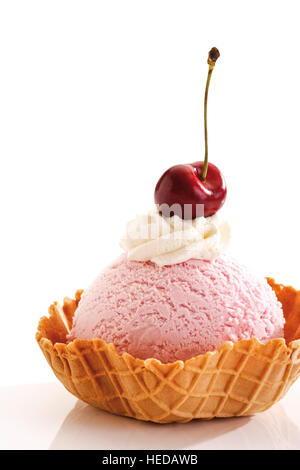 Kirsche Eis, Schlagsahne und einer Kirsche in einer Wafer-Schüssel Stockfoto