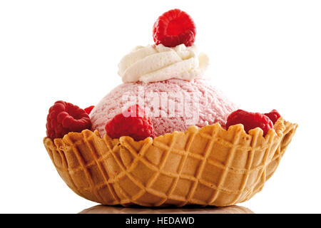Himbeer Eis, Schlagsahne und Himbeeren in einer Wafer-Schüssel Stockfoto