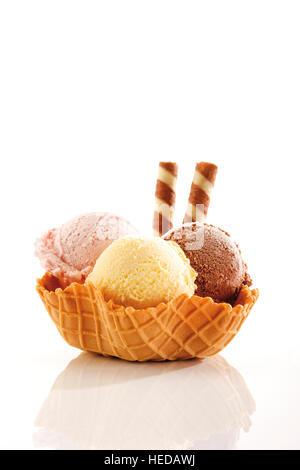 Erdbeere, Vanille und Schokoladeneis und Wafer rolls in einer Wafer-Schüssel Stockfoto