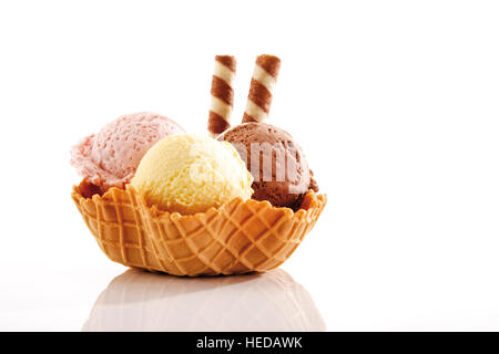 Erdbeere, Vanille und Schokoladeneis und Wafer rolls in einer Wafer-Schüssel Stockfoto