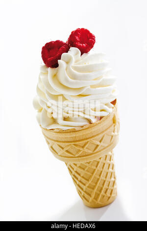 Weiche servieren Eis und Himbeeren Stockfoto
