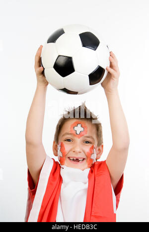 Sieben-Jahr-alter Junge hält einen Fußball, Schweizer Fußball-fan Stockfoto