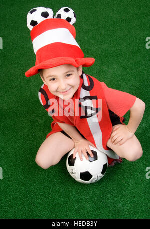 7-jähriger Junge, österreichische Fußball-Fan, Fußball-Anhänger Stockfoto