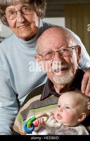 Happy im Ruhestand, paar, Rentner und ihre Enkel Stockfoto