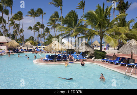 Touristen am Swimmingpool, Ferienhotel Grand Oasis Punta Cana, Dominikanische Republik, Karibik Stockfoto