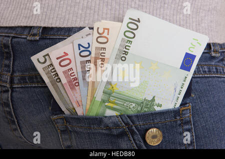 Euro-Banknoten, Bargeld in einer Tasche auf der Rückseite Stockfoto