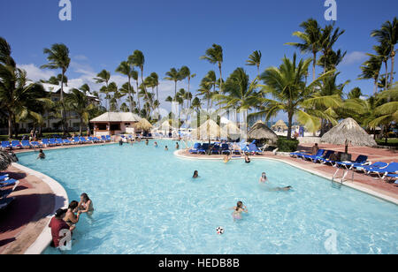 Touristen am Pool im Grand Oasis Holiday Resort in Punta Cana, Dominikanische Republik, Karibik Stockfoto