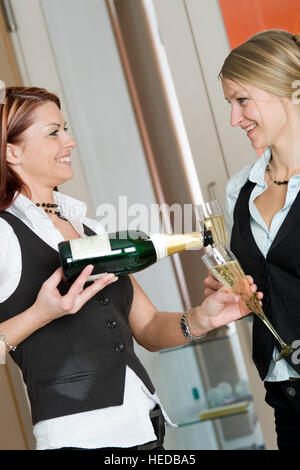 Zwei junge Frauen trinken Sekt Stockfoto