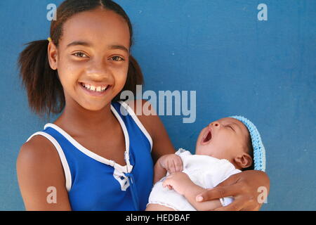 Mädchen hält ein Baby, Trinidad, Provinz Sancti Spíritus, Kuba, Lateinamerika Stockfoto