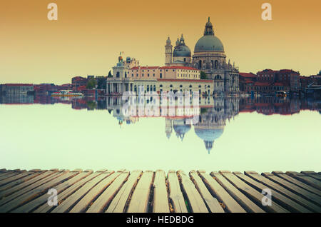 Kunst Bild mit Canale Grande und Basilica Santa Maria della Salute, spiegelt sich auf der Wasseroberfläche, mit Holzplanken Stock fo Stockfoto