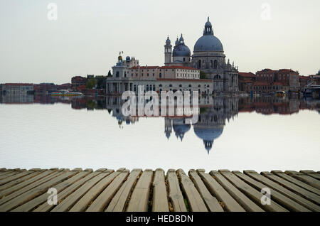 Kunst Bild mit Canale Grande und Basilica Santa Maria della Salute, spiegelt sich auf der Wasseroberfläche, mit Holzplanken Stock fo Stockfoto