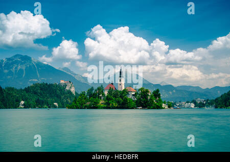 Sommer-Szene im Park von Bled See mit Str. Marys Kirche und Burg Blejski Grad, Slowenien, Europa