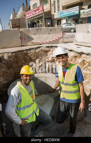 Unterstützung von Arbeitnehmern in den städtischen Wasserlinie Bau in Zarqa, Jordanien. Stockfoto