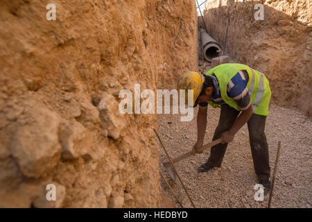 Unterstützung von Arbeitnehmern in den städtischen Wasserlinie Bau in Zarqa, Jordanien. Stockfoto