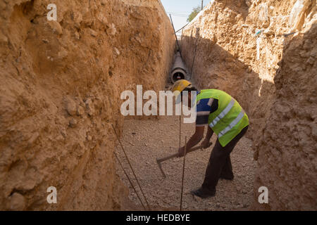 Unterstützung von Arbeitnehmern in den städtischen Wasserlinie Bau in Zarqa, Jordanien. Stockfoto